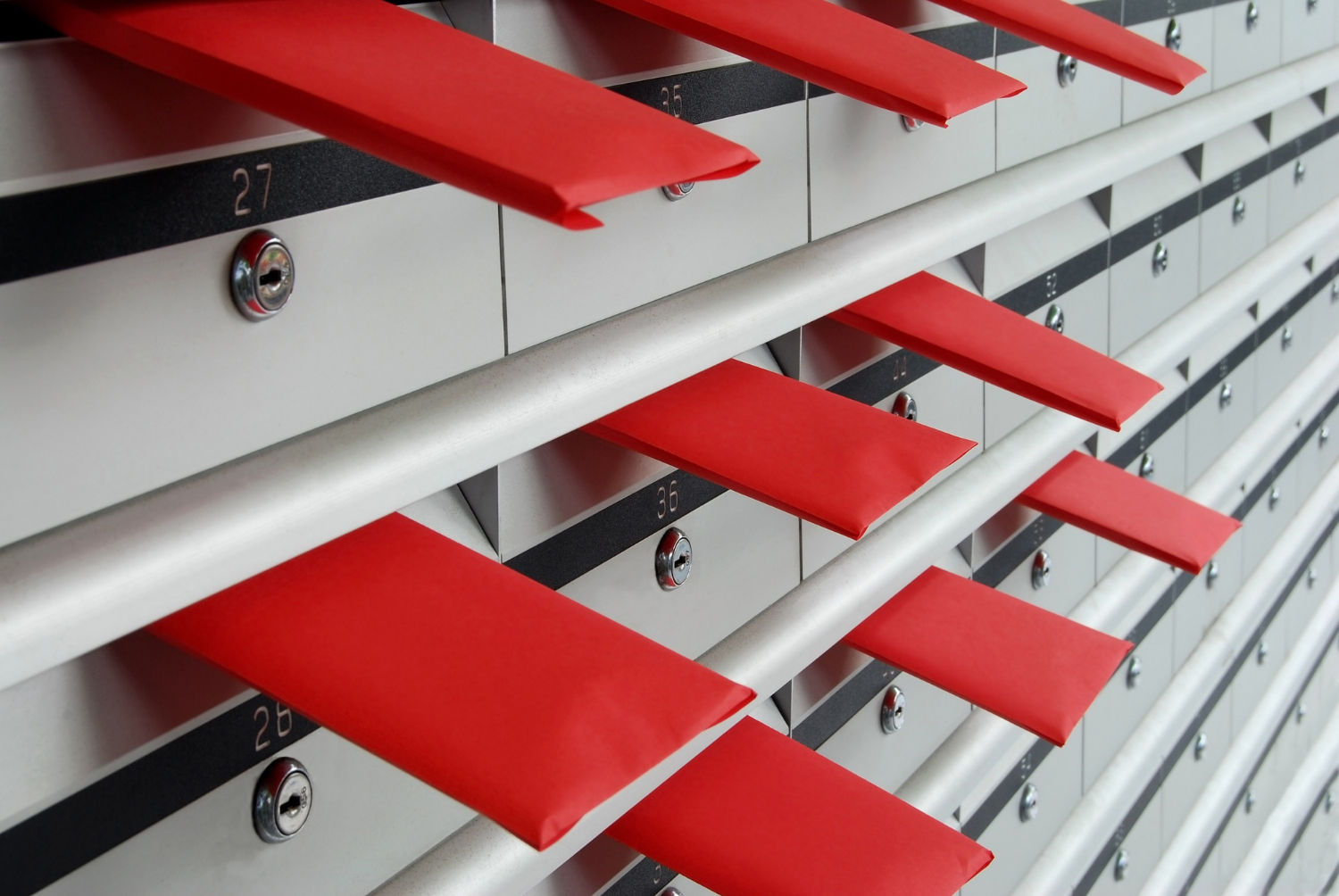 Boîtes aux lettres avec enveloppes rouges distribuées par Société de distribution de prospectus à Montpellier